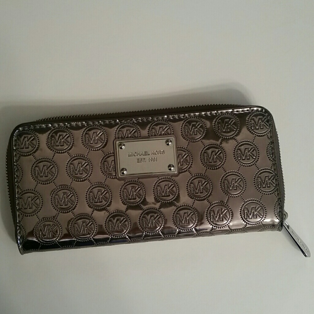 Michael Kors zip wallet